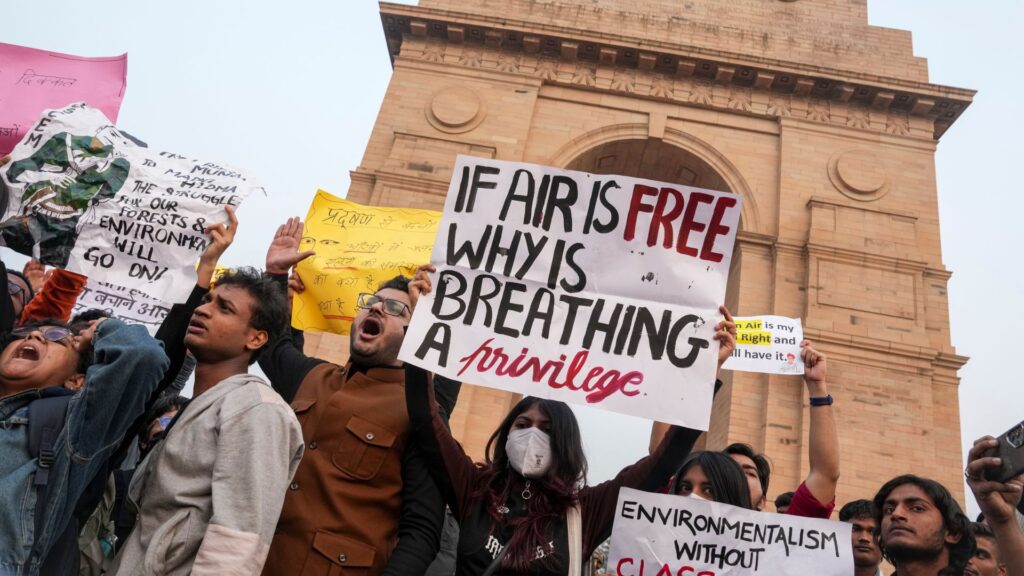 People protesting against air pollution issue near India Gate in New Delhi (1)
